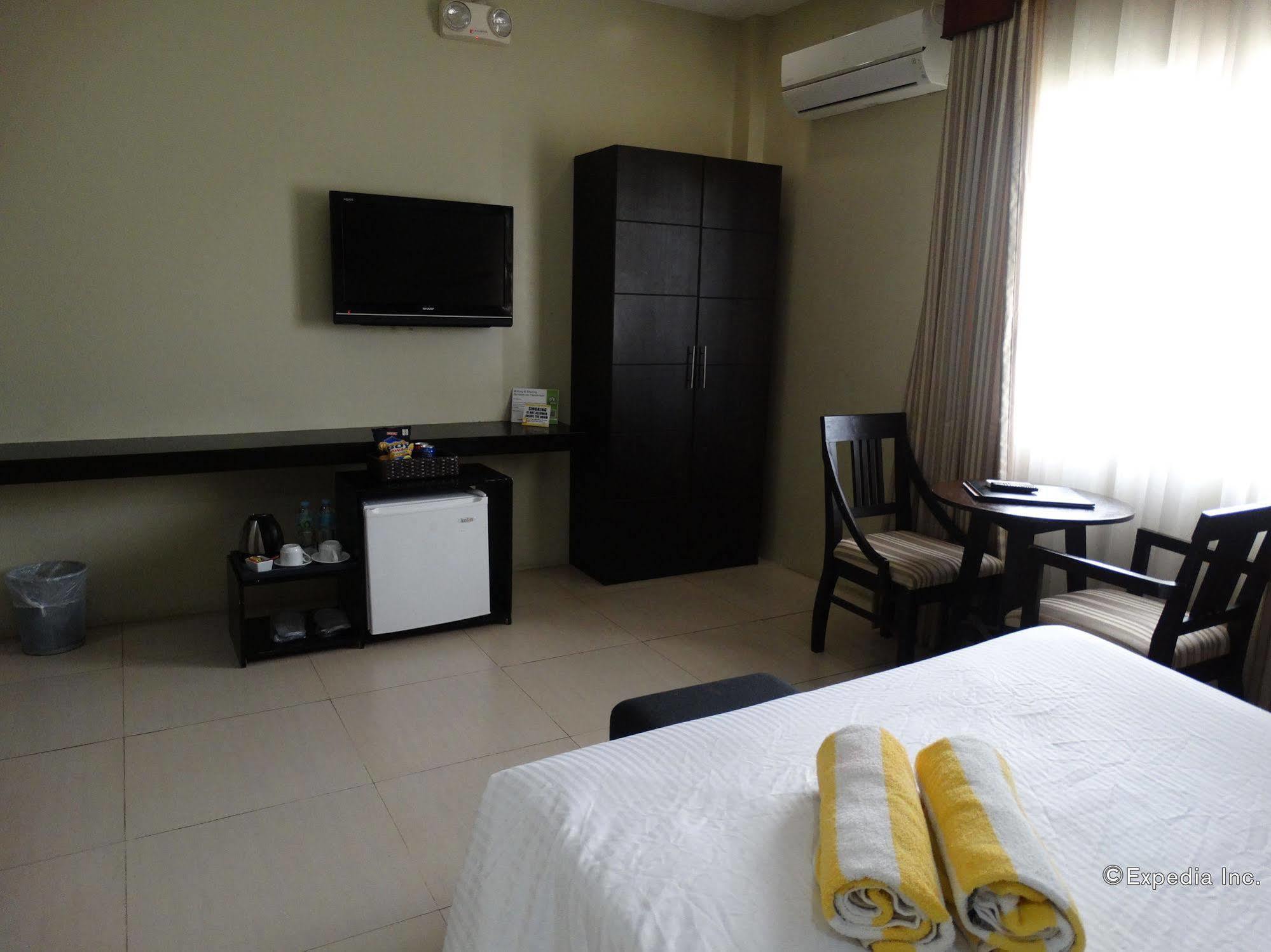 Holiday Suites Puerto Princesa Εξωτερικό φωτογραφία